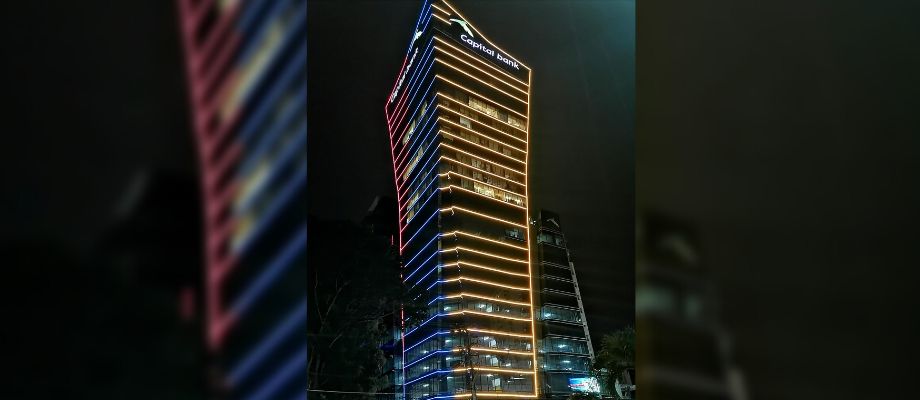 Colores de la bandera de Colombia en edificio de Ciudad de Panamá