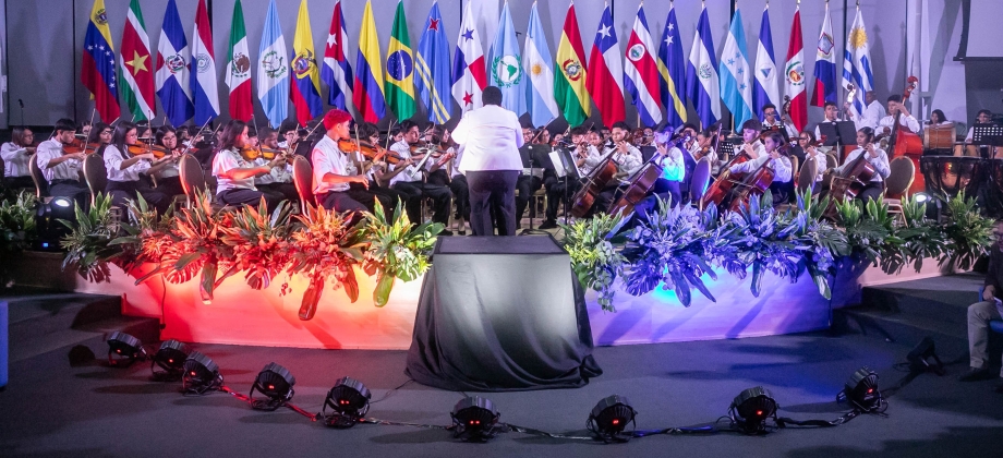 Orquestas Sinfónicas de Batuta, de Quibdó y Puerto Asís, junto a jóvenes de la Red Nacional de Orquestas y Coros Infantiles y Juveniles de Panamá en el concierto para celebrar los 100 años de relaciones bilaterales