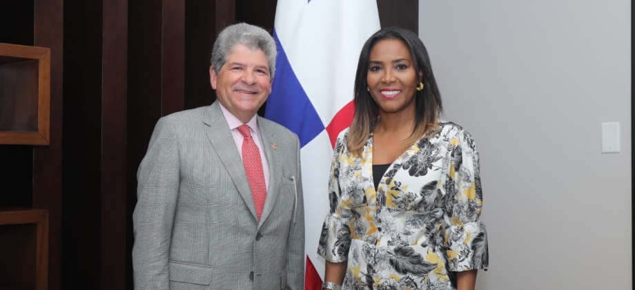 Embajada de Colombia en Panamá acompañó la participación de la Ministra de Cultura en el Festival de las Mil Polleras