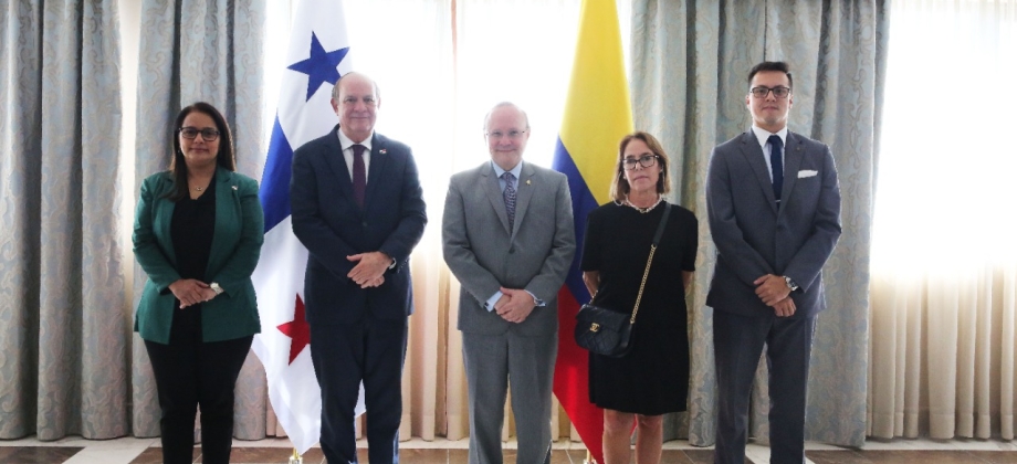 El Embajador de Colombia en Panamá presentó copia de sus cartas credenciales ante la Cancillería