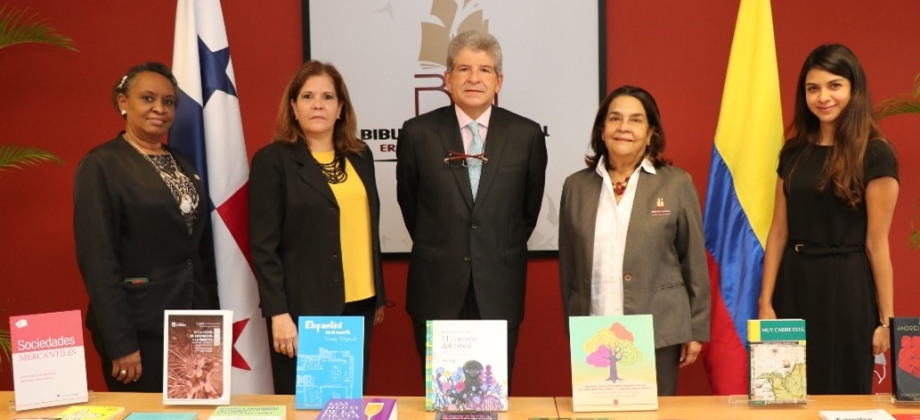 Embajada de Colombia acompañó la donación de libros a la Biblioteca Nacional de Panamá