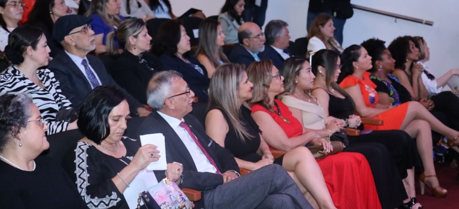 “Entre acordes y vivencias”   Diana Burco protagoniza en Panamá un homenaje a las mujeres en la música y a su fuerza transformadora en el arte 