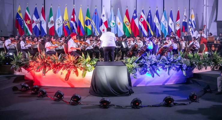 Orquestas Sinfónicas de Batuta, de Quibdó y Puerto Asís, junto a jóvenes de la Red Nacional de Orquestas y Coros Infantiles y Juveniles de Panamá en el concierto para celebrar los 100 años de relaciones bilaterales