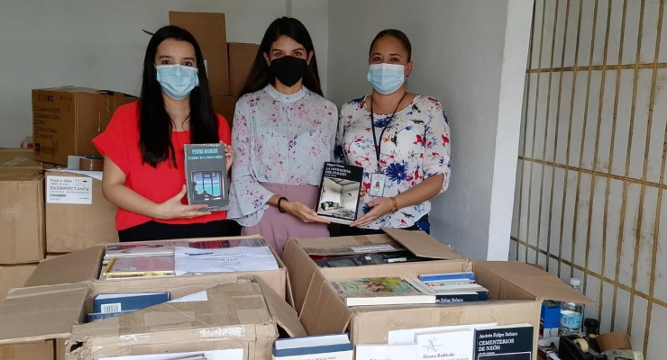 La Embajada de Colombia coordinó la entrega de una donación de libros para las personas privadas de libertad en la República de Panamá