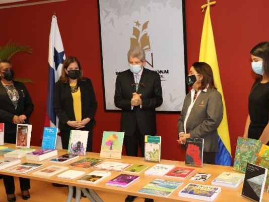 Embajada de Colombia acompañó la donación de libros a la Biblioteca Nacional de Panamá