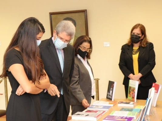 Embajada de Colombia acompañó la donación de libros a la Biblioteca Nacional de Panamá